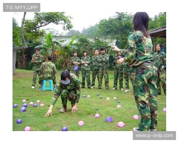 《两个朋友与一个垫子：创意互动游戏挑战，尽显团队默契与智慧》
